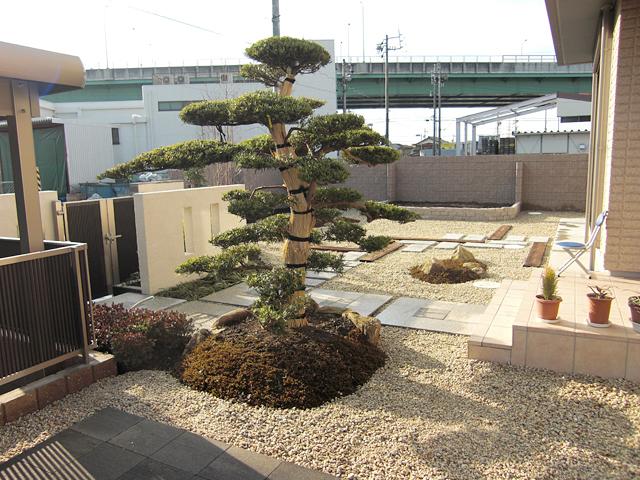 愛知県春日井市で平成６年より地域の皆様に支えられてきた造園・建築会社、造園四季への施行実績、造園・外構工事の実例です。