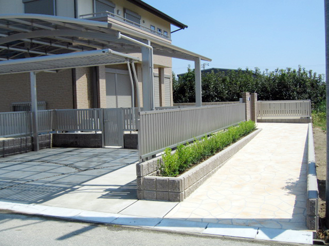 愛知県春日井市で平成６年より地域の皆様に支えられてきた造園・建築会社、造園四季への施行実績、ガレージ工事の実例です。