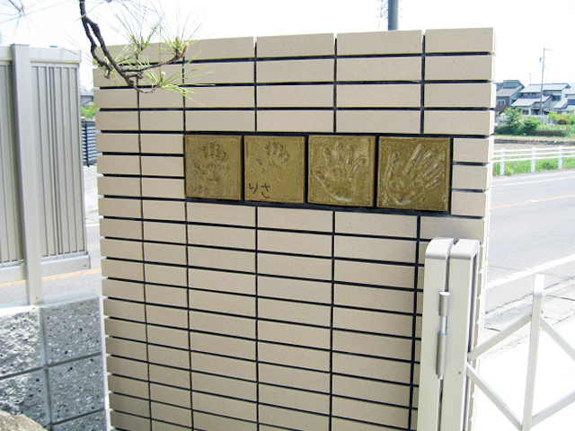 愛知県春日井市で平成６年より地域の皆様に支えられてきた造園・建築会社、造園四季への施行実績、玄関に家族の手形を付けました。